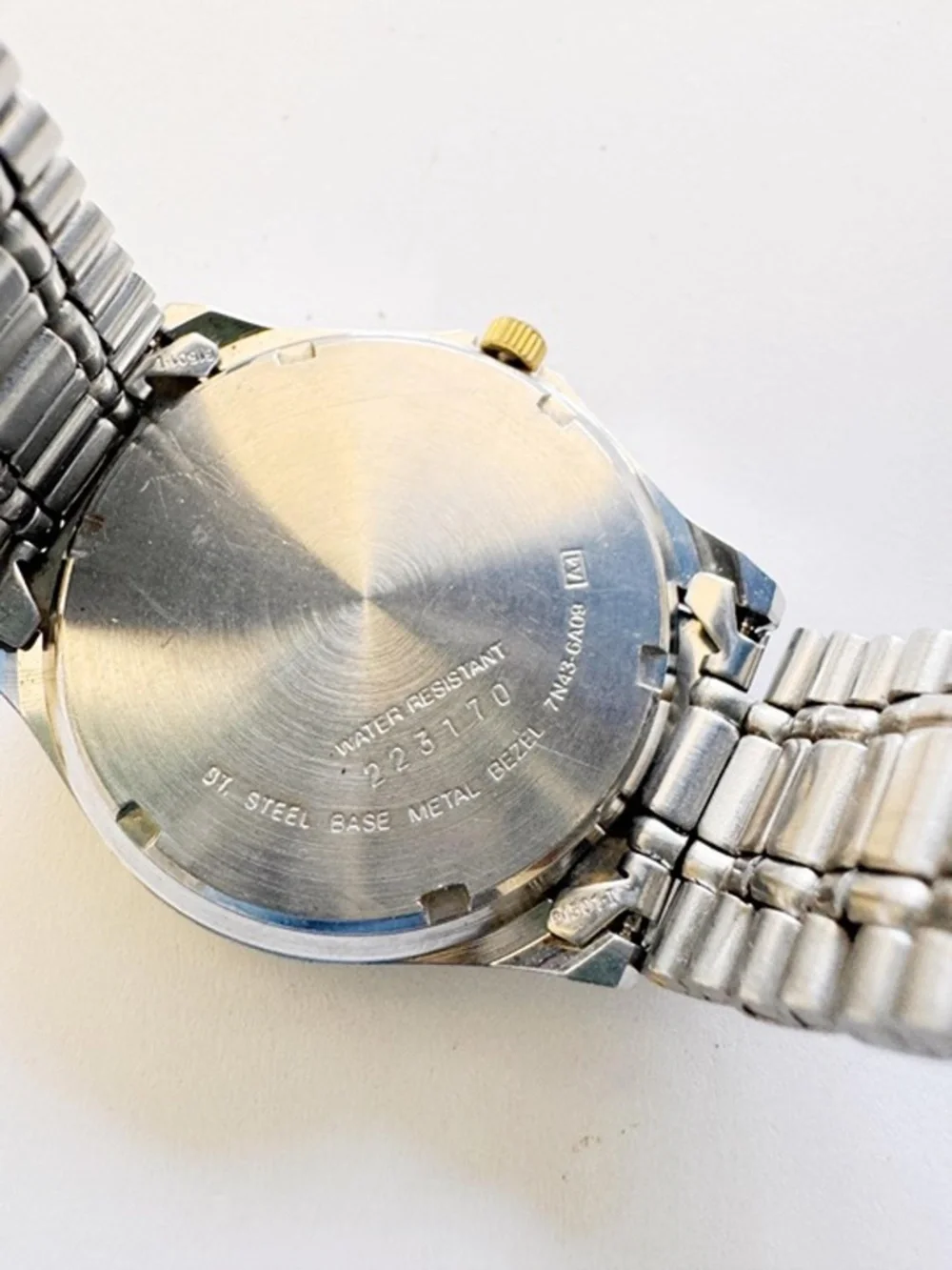 Seiko Quartz Two Tone Watch 35mm Cracked Crystal 7.25”